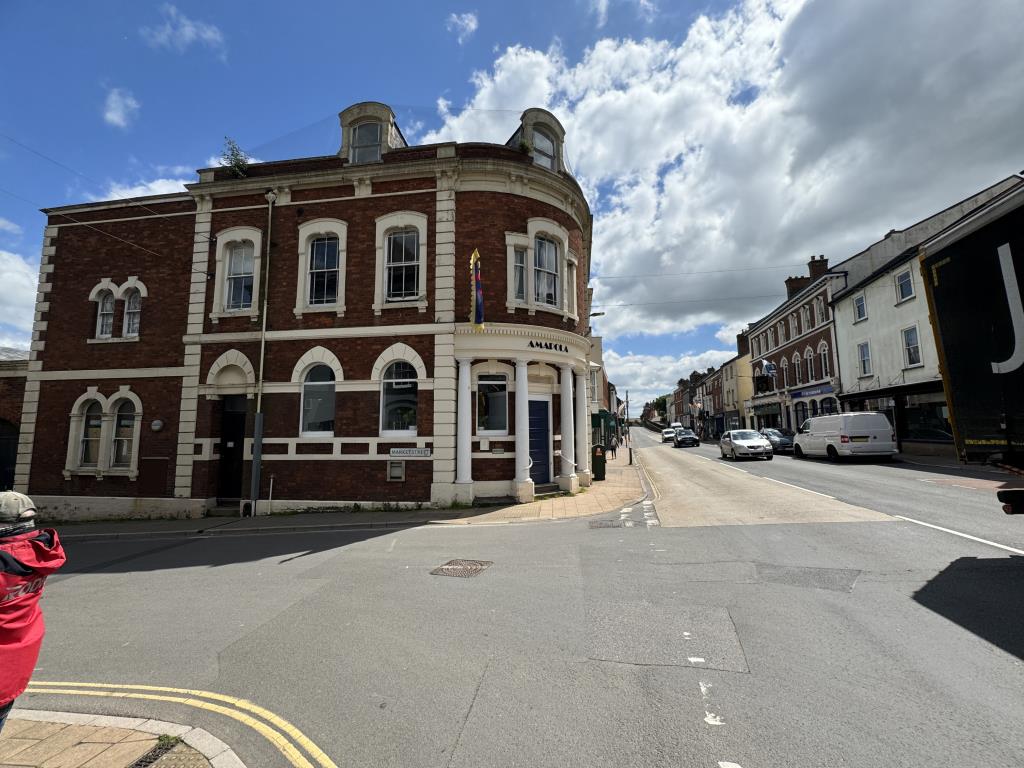 Lot: 155 - TWO-BEDROOM TOP FLOOR FLAT IN CENTRAL LOCATION - Side of the building showing access to the flats